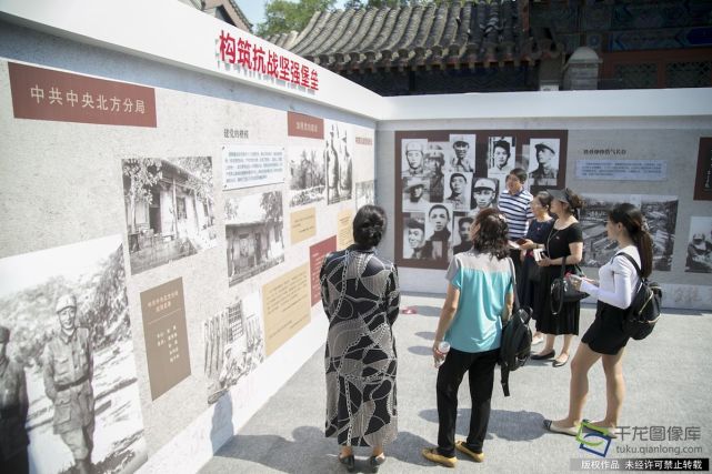6月25日,以“铭记历史 不忘初心”为主题的纪念全民族抗战爆发80周年主题党日活动启动仪式在北京丰台区宛平城举行。图为市民参观展览。千龙网记者 张曈摄