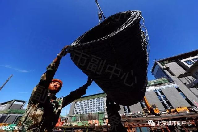 市政府办公楼的单元板块窗吊装已基本结束,外挂石材施工正在紧张进行。这个工作需要工人乘坐吊篮在高空完成。