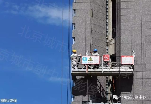 34岁的刘师傅来自河北,从事这个工种17年。置身三十多米的高空,他如履平地。石材在墙面固定后,刘师傅将胶条填充在石材缝隙间,再用胶枪均匀注入密封胶,动作一气呵成。为了保证工期,他和工友们每天坚守在吊篮上,从今年三月份进场施工,他还没回过家。